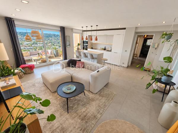 Au cœur du secteur résidentiel recherché de la Corniche Fleurie, découvrez ce superbe appartement 3 pièces de 66 m², bénéficiant d’une exposition ouest et d’une vue panoramique dégagée sur les collines et les montagnes.

Dès l’entrée, vous apprécierez son agencement fonctionnel et son ambiance contemporaine. La pièce de vie, particulièrement lumineuse, se compose d’un séjour avec cuisine américaine haut de gamme, entièrement aménagée et équipée.

Cet espace s’ouvre sur une belle terrasse de 16 m², véritable prolongement du séjour. Sans vis-à-vis, elle offre un cadre privilégié pour profiter du calme, de la vue et des magnifiques couchers de soleil.

L’espace nuit comprend deux chambres confortables et lumineuses, une salle de bains ainsi qu’un WC indépendant.

Situé au sein d’une résidence sécurisée et parfaitement entretenue, l’appartement bénéficie d’un environnement paysager particulièrement agréable et de prestations recherchées :
- piscine avec pool house et vestiaires ;
- terrain de pétanque ;
- espaces verts paysagers ;
- espace de réception commun situé au-dessus de la piscine.

Un garage fermé de 15 m² complète ce bien, un véritable atout dans le secteur.

Une propriété idéale pour une résidence principale comme pour un investissement patrimonial, réunissant luminosité, vue dégagée, extérieur généreux et qualité de vie.

À découvrir sans tarder.