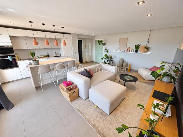 Au cœur du secteur résidentiel recherché de la Corniche Fleurie, découvrez ce superbe appartement 3 pièces de 66 m², bénéficiant d’une exposition ouest et d’une vue panoramique dégagée sur les collines et les montagnes.

Dès l’entrée, vous apprécierez son agencement fonctionnel et son ambiance contemporaine. La pièce de vie, particulièrement lumineuse, se compose d’un séjour avec cuisine américaine haut de gamme, entièrement aménagée et équipée.

Cet espace s’ouvre sur une belle terrasse de 16 m², véritable prolongement du séjour. Sans vis-à-vis, elle offre un cadre privilégié pour profiter du calme, de la vue et des magnifiques couchers de soleil.

L’espace nuit comprend deux chambres confortables et lumineuses, une salle de bains ainsi qu’un WC indépendant.

Situé au sein d’une résidence sécurisée et parfaitement entretenue, l’appartement bénéficie d’un environnement paysager particulièrement agréable et de prestations recherchées :
- piscine avec pool house et vestiaires ;
- terrain de pétanque ;
- espaces verts paysagers ;
- espace de réception commun situé au-dessus de la piscine.

Un garage fermé de 15 m² complète ce bien, un véritable atout dans le secteur.

Une propriété idéale pour une résidence principale comme pour un investissement patrimonial, réunissant luminosité, vue dégagée, extérieur généreux et qualité de vie.

À découvrir sans tarder.