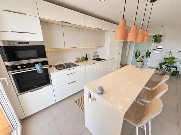 Au cœur du secteur résidentiel recherché de la Corniche Fleurie, découvrez ce superbe appartement 3 pièces de 66 m², bénéficiant d’une exposition ouest et d’une vue panoramique dégagée sur les collines et les montagnes.

Dès l’entrée, vous apprécierez son agencement fonctionnel et son ambiance contemporaine. La pièce de vie, particulièrement lumineuse, se compose d’un séjour avec cuisine américaine haut de gamme, entièrement aménagée et équipée.

Cet espace s’ouvre sur une belle terrasse de 16 m², véritable prolongement du séjour. Sans vis-à-vis, elle offre un cadre privilégié pour profiter du calme, de la vue et des magnifiques couchers de soleil.

L’espace nuit comprend deux chambres confortables et lumineuses, une salle de bains ainsi qu’un WC indépendant.

Situé au sein d’une résidence sécurisée et parfaitement entretenue, l’appartement bénéficie d’un environnement paysager particulièrement agréable et de prestations recherchées :
- piscine avec pool house et vestiaires ;
- terrain de pétanque ;
- espaces verts paysagers ;
- espace de réception commun situé au-dessus de la piscine.

Un garage fermé de 15 m² complète ce bien, un véritable atout dans le secteur.

Une propriété idéale pour une résidence principale comme pour un investissement patrimonial, réunissant luminosité, vue dégagée, extérieur généreux et qualité de vie.

À découvrir sans tarder.