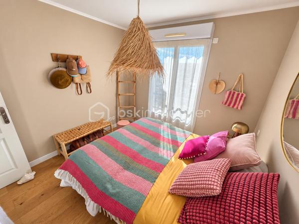 Au cœur du secteur résidentiel recherché de la Corniche Fleurie, découvrez ce superbe appartement 3 pièces de 66 m², bénéficiant d’une exposition ouest et d’une vue panoramique dégagée sur les collines et les montagnes.

Dès l’entrée, vous apprécierez son agencement fonctionnel et son ambiance contemporaine. La pièce de vie, particulièrement lumineuse, se compose d’un séjour avec cuisine américaine haut de gamme, entièrement aménagée et équipée.

Cet espace s’ouvre sur une belle terrasse de 16 m², véritable prolongement du séjour. Sans vis-à-vis, elle offre un cadre privilégié pour profiter du calme, de la vue et des magnifiques couchers de soleil.

L’espace nuit comprend deux chambres confortables et lumineuses, une salle de bains ainsi qu’un WC indépendant.

Situé au sein d’une résidence sécurisée et parfaitement entretenue, l’appartement bénéficie d’un environnement paysager particulièrement agréable et de prestations recherchées :
- piscine avec pool house et vestiaires ;
- terrain de pétanque ;
- espaces verts paysagers ;
- espace de réception commun situé au-dessus de la piscine.

Un garage fermé de 15 m² complète ce bien, un véritable atout dans le secteur.

Une propriété idéale pour une résidence principale comme pour un investissement patrimonial, réunissant luminosité, vue dégagée, extérieur généreux et qualité de vie.

À découvrir sans tarder.