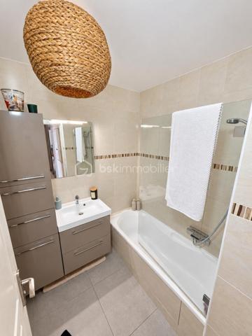 Au cœur du secteur résidentiel recherché de la Corniche Fleurie, découvrez ce superbe appartement 3 pièces de 66 m², bénéficiant d’une exposition ouest et d’une vue panoramique dégagée sur les collines et les montagnes.

Dès l’entrée, vous apprécierez son agencement fonctionnel et son ambiance contemporaine. La pièce de vie, particulièrement lumineuse, se compose d’un séjour avec cuisine américaine haut de gamme, entièrement aménagée et équipée.

Cet espace s’ouvre sur une belle terrasse de 16 m², véritable prolongement du séjour. Sans vis-à-vis, elle offre un cadre privilégié pour profiter du calme, de la vue et des magnifiques couchers de soleil.

L’espace nuit comprend deux chambres confortables et lumineuses, une salle de bains ainsi qu’un WC indépendant.

Situé au sein d’une résidence sécurisée et parfaitement entretenue, l’appartement bénéficie d’un environnement paysager particulièrement agréable et de prestations recherchées :
- piscine avec pool house et vestiaires ;
- terrain de pétanque ;
- espaces verts paysagers ;
- espace de réception commun situé au-dessus de la piscine.

Un garage fermé de 15 m² complète ce bien, un véritable atout dans le secteur.

Une propriété idéale pour une résidence principale comme pour un investissement patrimonial, réunissant luminosité, vue dégagée, extérieur généreux et qualité de vie.

À découvrir sans tarder.