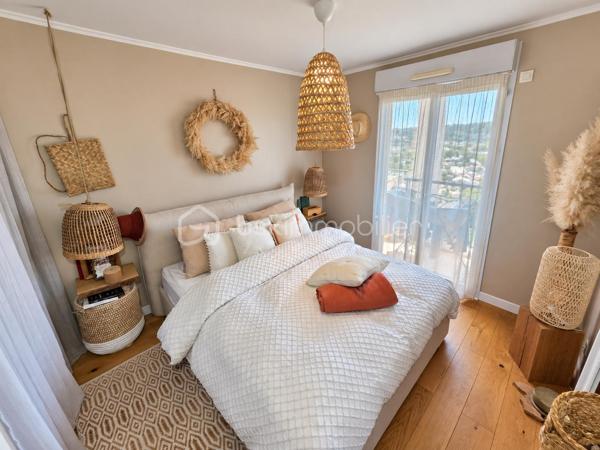 Au cœur du secteur résidentiel recherché de la Corniche Fleurie, découvrez ce superbe appartement 3 pièces de 66 m², bénéficiant d’une exposition ouest et d’une vue panoramique dégagée sur les collines et les montagnes.

Dès l’entrée, vous apprécierez son agencement fonctionnel et son ambiance contemporaine. La pièce de vie, particulièrement lumineuse, se compose d’un séjour avec cuisine américaine haut de gamme, entièrement aménagée et équipée.

Cet espace s’ouvre sur une belle terrasse de 16 m², véritable prolongement du séjour. Sans vis-à-vis, elle offre un cadre privilégié pour profiter du calme, de la vue et des magnifiques couchers de soleil.

L’espace nuit comprend deux chambres confortables et lumineuses, une salle de bains ainsi qu’un WC indépendant.

Situé au sein d’une résidence sécurisée et parfaitement entretenue, l’appartement bénéficie d’un environnement paysager particulièrement agréable et de prestations recherchées :
- piscine avec pool house et vestiaires ;
- terrain de pétanque ;
- espaces verts paysagers ;
- espace de réception commun situé au-dessus de la piscine.

Un garage fermé de 15 m² complète ce bien, un véritable atout dans le secteur.

Une propriété idéale pour une résidence principale comme pour un investissement patrimonial, réunissant luminosité, vue dégagée, extérieur généreux et qualité de vie.

À découvrir sans tarder.