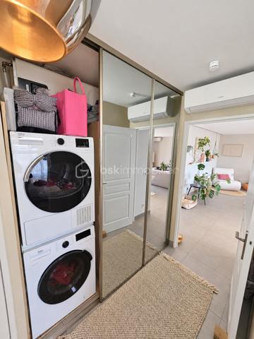 Au cœur du secteur résidentiel recherché de la Corniche Fleurie, découvrez ce superbe appartement 3 pièces de 66 m², bénéficiant d’une exposition ouest et d’une vue panoramique dégagée sur les collines et les montagnes.

Dès l’entrée, vous apprécierez son agencement fonctionnel et son ambiance contemporaine. La pièce de vie, particulièrement lumineuse, se compose d’un séjour avec cuisine américaine haut de gamme, entièrement aménagée et équipée.

Cet espace s’ouvre sur une belle terrasse de 16 m², véritable prolongement du séjour. Sans vis-à-vis, elle offre un cadre privilégié pour profiter du calme, de la vue et des magnifiques couchers de soleil.

L’espace nuit comprend deux chambres confortables et lumineuses, une salle de bains ainsi qu’un WC indépendant.

Situé au sein d’une résidence sécurisée et parfaitement entretenue, l’appartement bénéficie d’un environnement paysager particulièrement agréable et de prestations recherchées :
- piscine avec pool house et vestiaires ;
- terrain de pétanque ;
- espaces verts paysagers ;
- espace de réception commun situé au-dessus de la piscine.

Un garage fermé de 15 m² complète ce bien, un véritable atout dans le secteur.

Une propriété idéale pour une résidence principale comme pour un investissement patrimonial, réunissant luminosité, vue dégagée, extérieur généreux et qualité de vie.

À découvrir sans tarder.