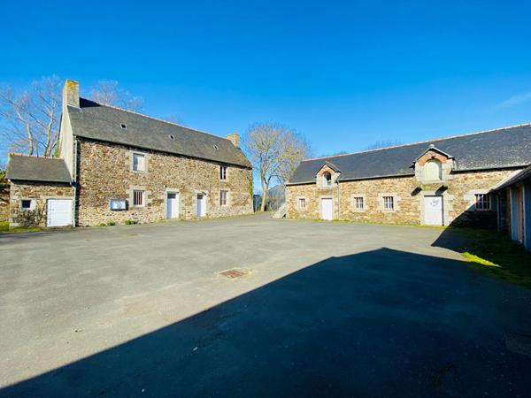 Ensemble immobilier à rénover à PLERIN