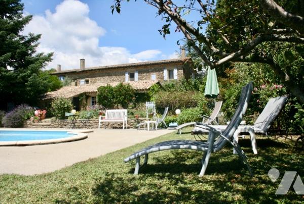 Superbe demeure de charme en pierre avec piscine le tout dans un écrin de verdure