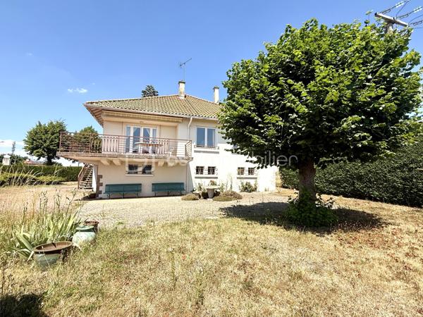 Vous recherchez une maison spacieuse, lumineuse et offrant un beau potentiel d’aménagement ? Cette maison des années 60, idéalement située dans un environnement calme à Saint-Just-la-Pendue, saura vous séduire par ses volumes, sa vue dégagée et son terrain arboré de 870 m².

✨ Les atouts de la maison :

* 135 m² habitables
* Grande pièce de vie lumineuse avec salon/séjour ouvrant sur un vaste balcon en L
* Cuisine équipée, très lumineuse
* 3 chambres de 14 m², 16 m² et 10 m², dont deux avec placards 
* Salle d’eau avec douche et meuble vasque
* WC indépendant avec lave-mains
* Parquet dans les pièces de vie et les chambres
* Menuiseries en double vitrage bois
* Volets roulants électriques
* Charpente traditionnelle

🏠 Sous-sol complet de 113 m² :

* Hall d’entrée avec placard
* Grand garage
* Chaufferie / buanderie
* Cellier
* Pièce chauffée pouvant servir de salle de jeux, bureau ou chambre d’appoint
* Fenêtres sur l’ensemble du sous-sol

🌳 À l’extérieur :

* Terrain clos et arboré de 870 m²
* Belle vue dégagée
* Environnement paisible
* Proximité de l’hôpital et des commodités

🔥 Informations complémentaires :

* Chauffage au fioul
* Audit énergétique réalisé : une belle opportunité pour bénéficier des dispositifs de financement dans le cadre d’un projet de rénovation énergétique (prêt travaux, aides selon votre situation).
* Taxe foncière : 1 254 €