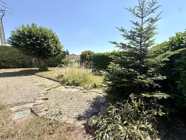 Vous recherchez une maison spacieuse, lumineuse et offrant un beau potentiel d’aménagement ? Cette maison des années 60, idéalement située dans un environnement calme à Saint-Just-la-Pendue, saura vous séduire par ses volumes, sa vue dégagée et son terrain arboré de 870 m².

✨ Les atouts de la maison :

* 135 m² habitables
* Grande pièce de vie lumineuse avec salon/séjour ouvrant sur un vaste balcon en L
* Cuisine équipée, très lumineuse
* 3 chambres de 14 m², 16 m² et 10 m², dont deux avec placards 
* Salle d’eau avec douche et meuble vasque
* WC indépendant avec lave-mains
* Parquet dans les pièces de vie et les chambres
* Menuiseries en double vitrage bois
* Volets roulants électriques
* Charpente traditionnelle

🏠 Sous-sol complet de 113 m² :

* Hall d’entrée avec placard
* Grand garage
* Chaufferie / buanderie
* Cellier
* Pièce chauffée pouvant servir de salle de jeux, bureau ou chambre d’appoint
* Fenêtres sur l’ensemble du sous-sol

🌳 À l’extérieur :

* Terrain clos et arboré de 870 m²
* Belle vue dégagée
* Environnement paisible
* Proximité de l’hôpital et des commodités

🔥 Informations complémentaires :

* Chauffage au fioul
* Audit énergétique réalisé : une belle opportunité pour bénéficier des dispositifs de financement dans le cadre d’un projet de rénovation énergétique (prêt travaux, aides selon votre situation).
* Taxe foncière : 1 254 €