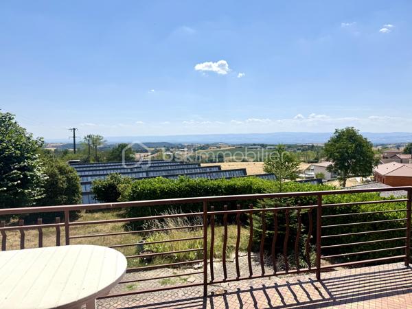 Vous recherchez une maison spacieuse, lumineuse et offrant un beau potentiel d’aménagement ? Cette maison des années 60, idéalement située dans un environnement calme à Saint-Just-la-Pendue, saura vous séduire par ses volumes, sa vue dégagée et son terrain arboré de 870 m².

✨ Les atouts de la maison :

* 135 m² habitables
* Grande pièce de vie lumineuse avec salon/séjour ouvrant sur un vaste balcon en L
* Cuisine équipée, très lumineuse
* 3 chambres de 14 m², 16 m² et 10 m², dont deux avec placards 
* Salle d’eau avec douche et meuble vasque
* WC indépendant avec lave-mains
* Parquet dans les pièces de vie et les chambres
* Menuiseries en double vitrage bois
* Volets roulants électriques
* Charpente traditionnelle

🏠 Sous-sol complet de 113 m² :

* Hall d’entrée avec placard
* Grand garage
* Chaufferie / buanderie
* Cellier
* Pièce chauffée pouvant servir de salle de jeux, bureau ou chambre d’appoint
* Fenêtres sur l’ensemble du sous-sol

🌳 À l’extérieur :

* Terrain clos et arboré de 870 m²
* Belle vue dégagée
* Environnement paisible
* Proximité de l’hôpital et des commodités

🔥 Informations complémentaires :

* Chauffage au fioul
* Audit énergétique réalisé : une belle opportunité pour bénéficier des dispositifs de financement dans le cadre d’un projet de rénovation énergétique (prêt travaux, aides selon votre situation).
* Taxe foncière : 1 254 €