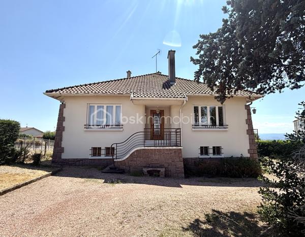 Vous recherchez une maison spacieuse, lumineuse et offrant un beau potentiel d’aménagement ? Cette maison des années 60, idéalement située dans un environnement calme à Saint-Just-la-Pendue, saura vous séduire par ses volumes, sa vue dégagée et son terrain arboré de 870 m².

✨ Les atouts de la maison :

* 135 m² habitables
* Grande pièce de vie lumineuse avec salon/séjour ouvrant sur un vaste balcon en L
* Cuisine équipée, très lumineuse
* 3 chambres de 14 m², 16 m² et 10 m², dont deux avec placards 
* Salle d’eau avec douche et meuble vasque
* WC indépendant avec lave-mains
* Parquet dans les pièces de vie et les chambres
* Menuiseries en double vitrage bois
* Volets roulants électriques
* Charpente traditionnelle

🏠 Sous-sol complet de 113 m² :

* Hall d’entrée avec placard
* Grand garage
* Chaufferie / buanderie
* Cellier
* Pièce chauffée pouvant servir de salle de jeux, bureau ou chambre d’appoint
* Fenêtres sur l’ensemble du sous-sol

🌳 À l’extérieur :

* Terrain clos et arboré de 870 m²
* Belle vue dégagée
* Environnement paisible
* Proximité de l’hôpital et des commodités

🔥 Informations complémentaires :

* Chauffage au fioul
* Audit énergétique réalisé : une belle opportunité pour bénéficier des dispositifs de financement dans le cadre d’un projet de rénovation énergétique (prêt travaux, aides selon votre situation).
* Taxe foncière : 1 254 €