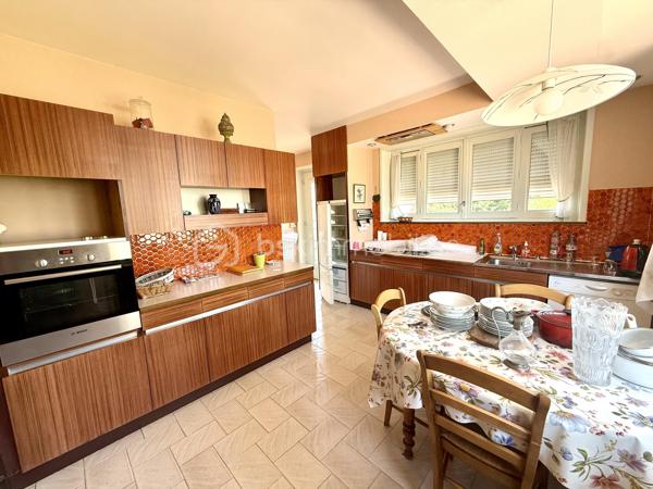 Vous recherchez une maison spacieuse, lumineuse et offrant un beau potentiel d’aménagement ? Cette maison des années 60, idéalement située dans un environnement calme à Saint-Just-la-Pendue, saura vous séduire par ses volumes, sa vue dégagée et son terrain arboré de 870 m².

✨ Les atouts de la maison :

* 135 m² habitables
* Grande pièce de vie lumineuse avec salon/séjour ouvrant sur un vaste balcon en L
* Cuisine équipée, très lumineuse
* 3 chambres de 14 m², 16 m² et 10 m², dont deux avec placards 
* Salle d’eau avec douche et meuble vasque
* WC indépendant avec lave-mains
* Parquet dans les pièces de vie et les chambres
* Menuiseries en double vitrage bois
* Volets roulants électriques
* Charpente traditionnelle

🏠 Sous-sol complet de 113 m² :

* Hall d’entrée avec placard
* Grand garage
* Chaufferie / buanderie
* Cellier
* Pièce chauffée pouvant servir de salle de jeux, bureau ou chambre d’appoint
* Fenêtres sur l’ensemble du sous-sol

🌳 À l’extérieur :

* Terrain clos et arboré de 870 m²
* Belle vue dégagée
* Environnement paisible
* Proximité de l’hôpital et des commodités

🔥 Informations complémentaires :

* Chauffage au fioul
* Audit énergétique réalisé : une belle opportunité pour bénéficier des dispositifs de financement dans le cadre d’un projet de rénovation énergétique (prêt travaux, aides selon votre situation).
* Taxe foncière : 1 254 €