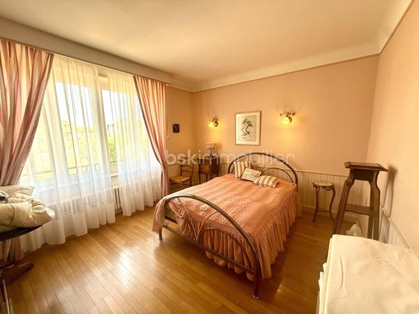 Vous recherchez une maison spacieuse, lumineuse et offrant un beau potentiel d’aménagement ? Cette maison des années 60, idéalement située dans un environnement calme à Saint-Just-la-Pendue, saura vous séduire par ses volumes, sa vue dégagée et son terrain arboré de 870 m².

✨ Les atouts de la maison :

* 135 m² habitables
* Grande pièce de vie lumineuse avec salon/séjour ouvrant sur un vaste balcon en L
* Cuisine équipée, très lumineuse
* 3 chambres de 14 m², 16 m² et 10 m², dont deux avec placards 
* Salle d’eau avec douche et meuble vasque
* WC indépendant avec lave-mains
* Parquet dans les pièces de vie et les chambres
* Menuiseries en double vitrage bois
* Volets roulants électriques
* Charpente traditionnelle

🏠 Sous-sol complet de 113 m² :

* Hall d’entrée avec placard
* Grand garage
* Chaufferie / buanderie
* Cellier
* Pièce chauffée pouvant servir de salle de jeux, bureau ou chambre d’appoint
* Fenêtres sur l’ensemble du sous-sol

🌳 À l’extérieur :

* Terrain clos et arboré de 870 m²
* Belle vue dégagée
* Environnement paisible
* Proximité de l’hôpital et des commodités

🔥 Informations complémentaires :

* Chauffage au fioul
* Audit énergétique réalisé : une belle opportunité pour bénéficier des dispositifs de financement dans le cadre d’un projet de rénovation énergétique (prêt travaux, aides selon votre situation).
* Taxe foncière : 1 254 €