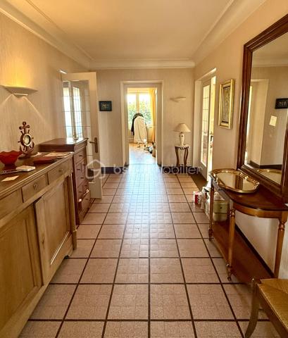 Vous recherchez une maison spacieuse, lumineuse et offrant un beau potentiel d’aménagement ? Cette maison des années 60, idéalement située dans un environnement calme à Saint-Just-la-Pendue, saura vous séduire par ses volumes, sa vue dégagée et son terrain arboré de 870 m².

✨ Les atouts de la maison :

* 135 m² habitables
* Grande pièce de vie lumineuse avec salon/séjour ouvrant sur un vaste balcon en L
* Cuisine équipée, très lumineuse
* 3 chambres de 14 m², 16 m² et 10 m², dont deux avec placards 
* Salle d’eau avec douche et meuble vasque
* WC indépendant avec lave-mains
* Parquet dans les pièces de vie et les chambres
* Menuiseries en double vitrage bois
* Volets roulants électriques
* Charpente traditionnelle

🏠 Sous-sol complet de 113 m² :

* Hall d’entrée avec placard
* Grand garage
* Chaufferie / buanderie
* Cellier
* Pièce chauffée pouvant servir de salle de jeux, bureau ou chambre d’appoint
* Fenêtres sur l’ensemble du sous-sol

🌳 À l’extérieur :

* Terrain clos et arboré de 870 m²
* Belle vue dégagée
* Environnement paisible
* Proximité de l’hôpital et des commodités

🔥 Informations complémentaires :

* Chauffage au fioul
* Audit énergétique réalisé : une belle opportunité pour bénéficier des dispositifs de financement dans le cadre d’un projet de rénovation énergétique (prêt travaux, aides selon votre situation).
* Taxe foncière : 1 254 €