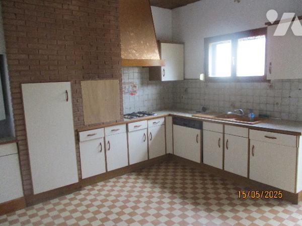 A EPPEVILLE (SOMME) 
Une maison d'habitation mitoyenne d'un côté, élevée pour partie sur cave