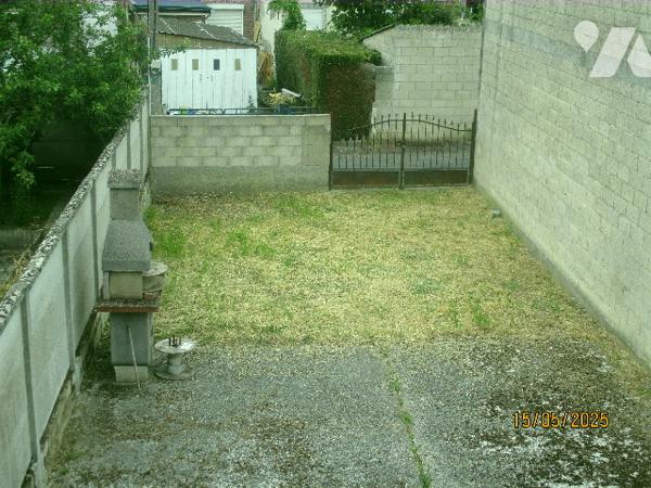 A EPPEVILLE (SOMME) 
Une maison d'habitation mitoyenne d'un côté, élevée pour partie sur cave