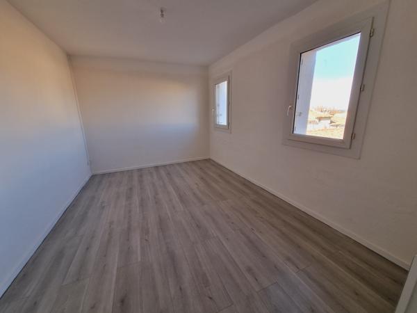 Carpentras (84200) Beau T2 renta 10% rénové avec vue