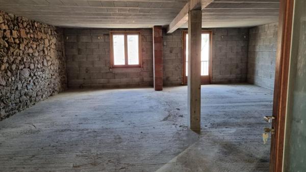 Dunières Centre 43220 immeuble comprenant 2 entrepôts environ 500m²