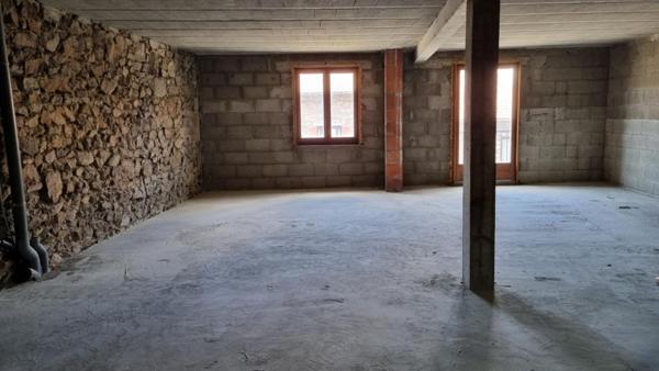 Dunières Centre 43220 immeuble comprenant 2 entrepôts environ 500m²