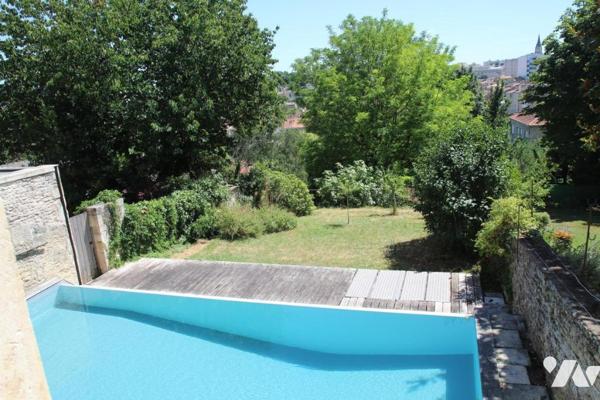 NIORT CENTRE VILLE, MAGNIFIQUE MAISON DE VILLE AVEC PISCINE ET JARDIN CLOS