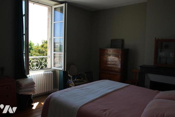 NIORT CENTRE VILLE, MAGNIFIQUE MAISON DE VILLE AVEC PISCINE ET JARDIN CLOS