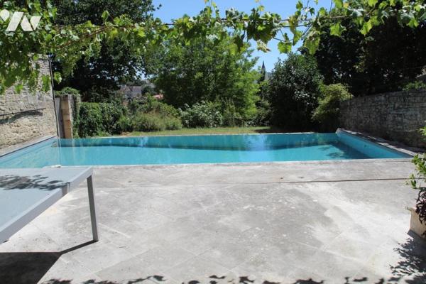 NIORT CENTRE VILLE, MAGNIFIQUE MAISON DE VILLE AVEC PISCINE ET JARDIN CLOS