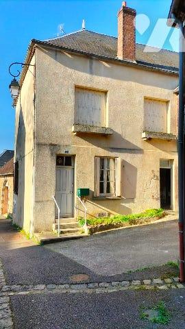 L'étude notariale GAUME vous propose cette petite maison située en plein centre de COURTENAY(Loiret)