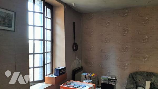 L'étude notariale GAUME vous propose cette petite maison située en plein centre de COURTENAY(Loiret)