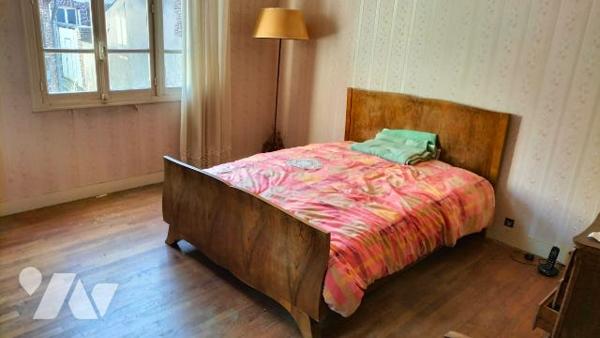 L'étude notariale GAUME vous propose cette petite maison située en plein centre de COURTENAY(Loiret)