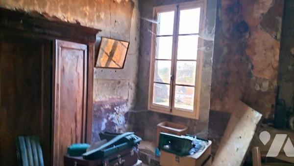 L'étude notariale GAUME vous propose cette petite maison située en plein centre de COURTENAY(Loiret)