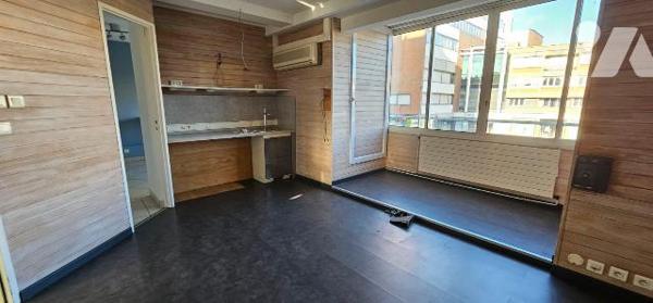 Au 1er étage d'un immeuble au coeur du centre-ville de DUNKERQUE, Plateau de 88,82 m² anciennem...