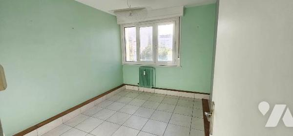 Au 1er étage d'un immeuble au coeur du centre-ville de DUNKERQUE, Plateau de 88,82 m² anciennem...