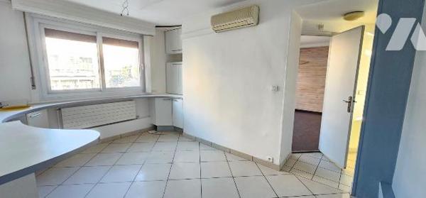 Au 1er étage d'un immeuble au coeur du centre-ville de DUNKERQUE, Plateau de 88,82 m² anciennem...