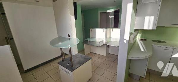 Au 1er étage d'un immeuble au coeur du centre-ville de DUNKERQUE, Plateau de 88,82 m² anciennem...