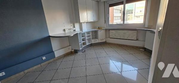 Au 1er étage d'un immeuble au coeur du centre-ville de DUNKERQUE, Plateau de 88,82 m² anciennem...