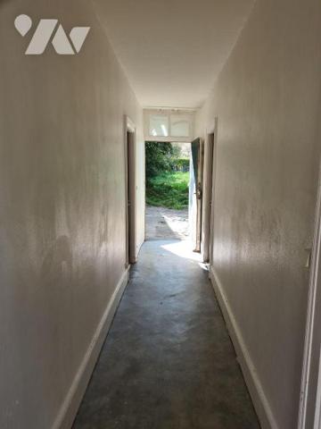 Une maison située en c?ur de bourg à réhabiliter avec cuisine, séjour, deux chambres, salle de ...