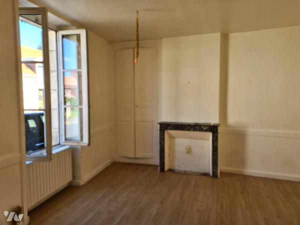 Une maison située en c?ur de bourg à réhabiliter avec cuisine, séjour, deux chambres, salle de ...