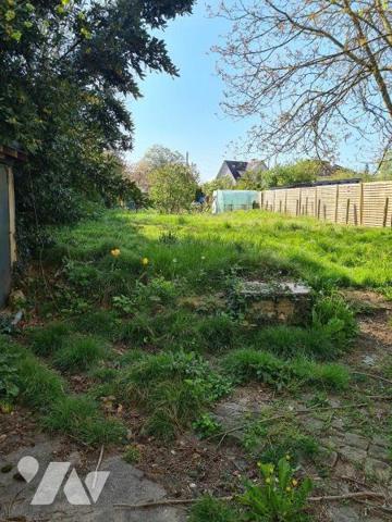 Une maison située en c?ur de bourg à réhabiliter avec cuisine, séjour, deux chambres, salle de ...