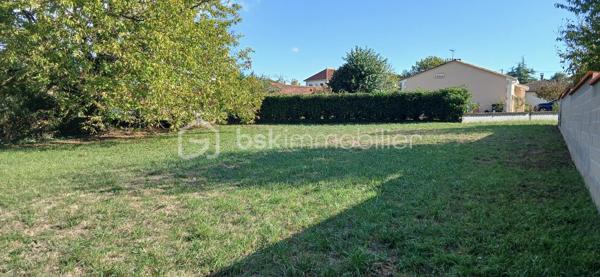 Terrain à bâtir de 895 m² – Un cadre charmant, au calme et proche de toutes les commodités !

À découvrir, beau terrain de 895 m² situé dans une impasse, au sein d’un secteur charmant et particulièrement pratique au quotidien. Déjà viabilisé, ce terrain d’un seul tenant est clos par des murs et par un grillage sur l’un de ses côtés. Vous apprécierez son environnement paisible ainsi que sa proximité avec toutes les commodités, accessibles à moins de 5 minutes à pied. Un magnifique noyer, situé en limite de propriété, apporte une touche naturelle et du caractère à cet environnement agréable. Une belle opportunité pour concrétiser votre projet de construction et profiter d’un cadre de vie alliant tranquillité et praticité au quotidien. N’hésitez pas à me contacter pour plus de renseignements ou pour organiser une visite !