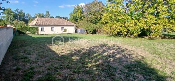 Terrain à bâtir de 895 m² – Un cadre charmant, au calme et proche de toutes les commodités !

À découvrir, beau terrain de 895 m² situé dans une impasse, au sein d’un secteur charmant et particulièrement pratique au quotidien. Déjà viabilisé, ce terrain d’un seul tenant est clos par des murs et par un grillage sur l’un de ses côtés. Vous apprécierez son environnement paisible ainsi que sa proximité avec toutes les commodités, accessibles à moins de 5 minutes à pied. Un magnifique noyer, situé en limite de propriété, apporte une touche naturelle et du caractère à cet environnement agréable. Une belle opportunité pour concrétiser votre projet de construction et profiter d’un cadre de vie alliant tranquillité et praticité au quotidien. N’hésitez pas à me contacter pour plus de renseignements ou pour organiser une visite !