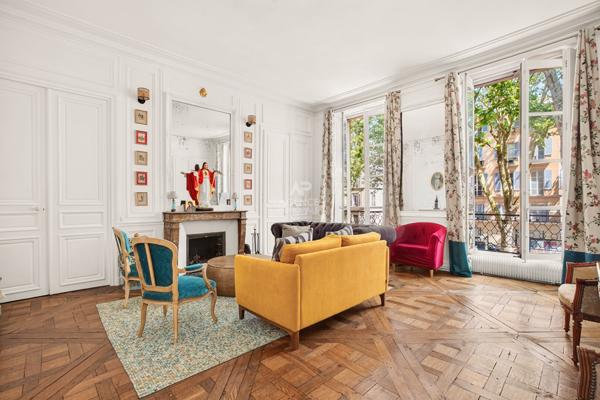Versailles Notre-Dame Appartement 6 pièces 154 m² carrez situé au 1er étage avec terrasse (unique), chambre de service de 13 m² carrez, grenier et cave 1 445 000 € **  - Référence  28171