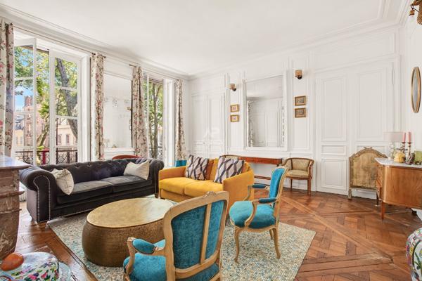 Versailles Notre-Dame Appartement 6 pièces 154 m² carrez situé au 1er étage avec terrasse (unique), chambre de service de 13 m² carrez, grenier et cave 1 445 000 € **  - Référence  28171