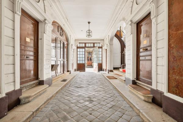 Versailles Notre-Dame Appartement 6 pièces 154 m² carrez situé au 1er étage avec terrasse (unique), chambre de service de 13 m² carrez, grenier et cave 1 445 000 € **  - Référence  28171
