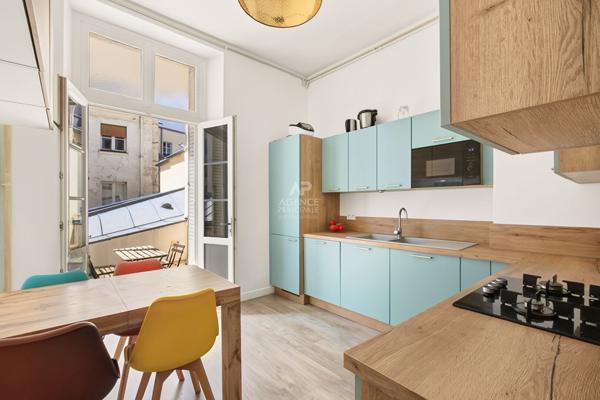 Versailles Notre-Dame Appartement 6 pièces 154 m² carrez situé au 1er étage avec terrasse (unique), chambre de service de 13 m² carrez, grenier et cave 1 445 000 € **  - Référence  28171