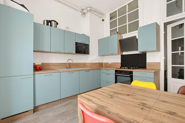 Versailles Notre-Dame Appartement 6 pièces 154 m² carrez situé au 1er étage avec terrasse (unique), chambre de service de 13 m² carrez, grenier et cave 1 445 000 € **  - Référence  28171