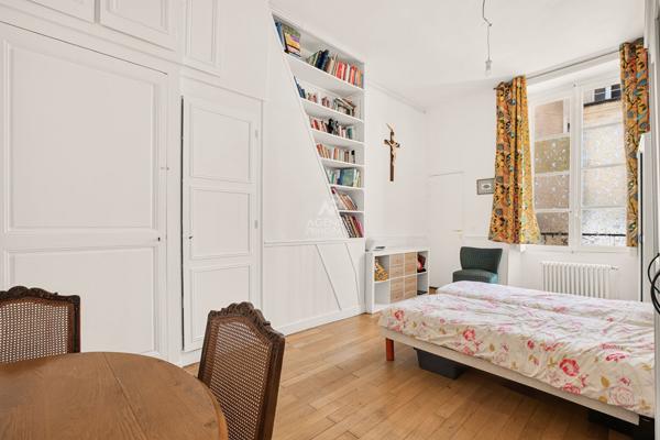 Versailles Notre-Dame Appartement 6 pièces 154 m² carrez situé au 1er étage avec terrasse (unique), chambre de service de 13 m² carrez, grenier et cave 1 445 000 € **  - Référence  28171