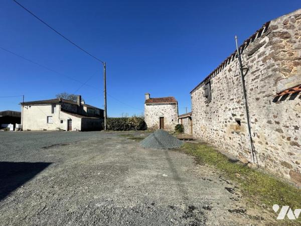 Ancien corps de ferme avec maison d'habitation et dépendances.