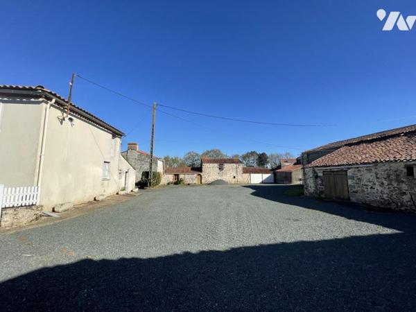 Ancien corps de ferme avec maison d'habitation et dépendances.