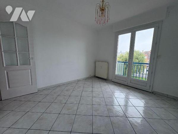 Appartement situé au 4ème étage d'une résidence avec ascenseur à proximité immédiate du centre-...