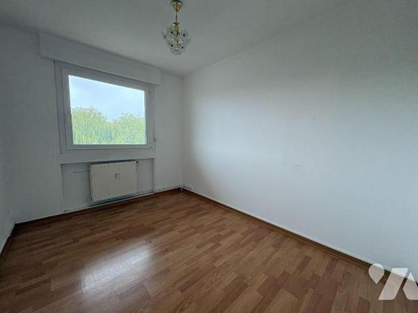 Appartement situé au 4ème étage d'une résidence avec ascenseur à proximité immédiate du centre-...