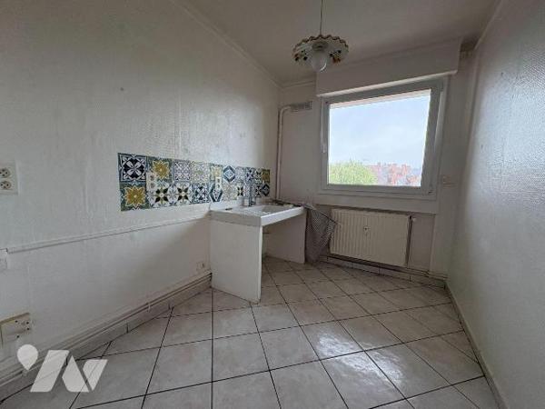 Appartement situé au 4ème étage d'une résidence avec ascenseur à proximité immédiate du centre-...