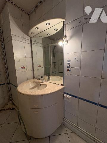 Appartement situé au 4ème étage d'une résidence avec ascenseur à proximité immédiate du centre-...